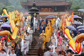 Visitar pagodas en el año nuevo lunar, bella tradición del pueblo vietnamita 