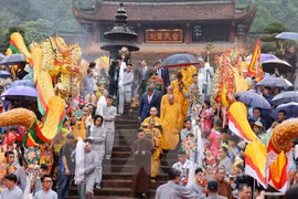 Visitar pagodas en el año nuevo lunar, bella tradición del pueblo vietnamita 