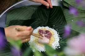 Elaboración de Banh chung - singularidad de cultura tradicional vietnamita