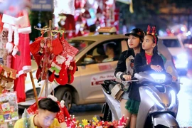 Atmósfera de alegría predomina grandes urbes vietnamitas en vísperas de Navidad 