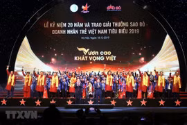 Honran a empresarios jóvenes destacados de Vietnam con premio “Estrella Roja”