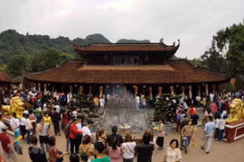 Festejo de Pagoda Huong de Vietnam atrae a más de un millón de visitantes