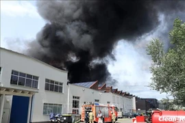 Destruye incendio almacenes de mercado vietnamita en Alemania