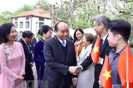Se reunió primer ministro de Vietnam con coterráneos residentes en Suecia 