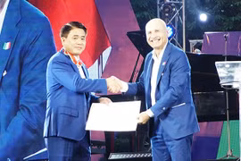 Recibe presidente del gobierno de Hanoi Orden al Mérito de la República Italiana 