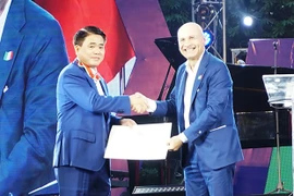Recibe presidente del gobierno de Hanoi Orden al Mérito de la República Italiana 