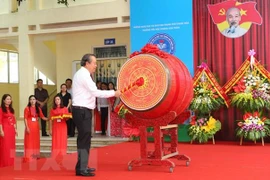 Dirigentes de Vietnam felicitan a estudiantes por nuevo año escolar 