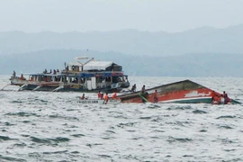 Al menos siete muertos en naufragio de embarcaciones en Filipinas