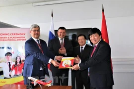 Firman acuerdo de cooperación entre aerolínea vietnamita Vietjet y aeropuerto ruso