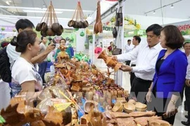 Atrae gran concurrencia feria de comercio transfronterizo en provincia vietnamita