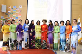 Impresiona desfile de Ao Dai de Vietnam al público internacional