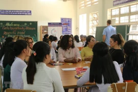 Promueve Michelle Obama asistencia a las adolescentes femeninas en Vietnam