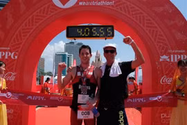 Atleta australiano triunfa en competencia de triatlón IPPGroup Challenge Vietnam