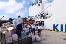 Entregan regalos a soldados y residentes en islas nacionales en ocasión de Tet