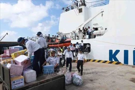 Entregan regalos a soldados y residentes en islas nacionales en ocasión de Tet