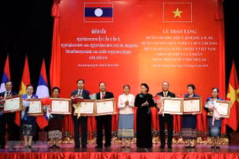 Vietnam honra al personal del Parlamento laosiano por aportes a lazos bilaterales