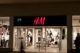 Marca de moda sueca H&M considera reducción de operaciones en Camboya