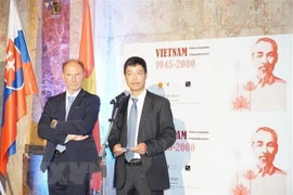 Presentan en Eslovaquia carteles de Vietnam en diferentes períodos históricos 