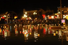 Ofrece ciudad vietnamita de Hoi An recorridos en coche eléctrico