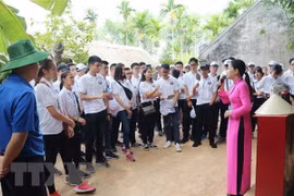 Jóvenes expatriados vietnamitas rinden homenaje al presidente Ho Chi Minh en Nghe An