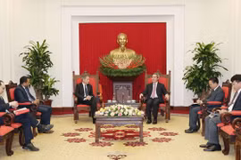 Alto funcionario partidista de Vietnam recibe a ejecutivos de Warburg Pincus y Nike