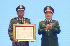 Honran a dirigentes con destacados méritos en fomento de relaciones Vietnam-Laos-Camboya