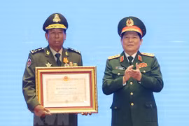 Honran a dirigentes con destacados méritos en fomento de relaciones Vietnam-Laos-Camboya