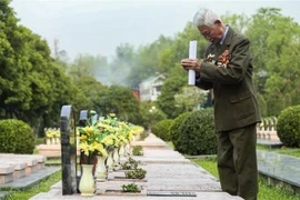 Honran en Vietnam a veteranos con motivo del aniversario de victoria de Dien Bien Phu