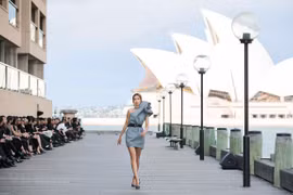 Performance de moda de diseñador vietnamita atrae gran interés del público en Australia 