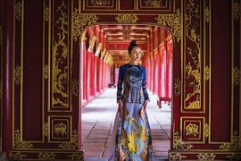 Traje típico de mujeres vietnamitas hechiza a visitantes al Festival de Oficios Tradicionales de Hue