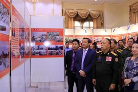 Exposición de fotos resalta aportes de voluntarios vietnamitas a la revolución laosiana