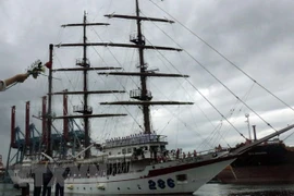Buque escuela de Armada Popular de Vietnam visita Indonesia 