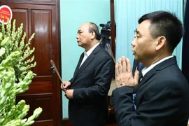 Premier vietnamita ofrece incienso al presidente Ho Chi Minh 
