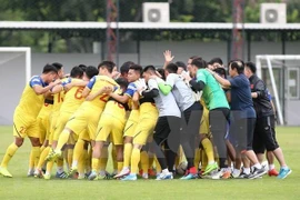 Exhorta premier vietnamita a futbolistas a lograr mejor actuación en torneo regional