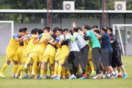 Exhorta premier vietnamita a futbolistas a lograr mejor actuación en torneo regional