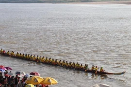 Celebran en Laos regata tradicional Boun Suan Huea