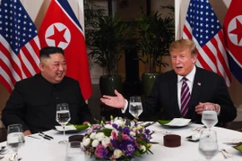 Presidente estadounidense Donald Trump y el líder norcoreano Kim Jong-un participan en cena de trabajo