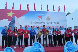 Zarpan jóvenes vietnamitas para participar en programa nacional de islas y mares
