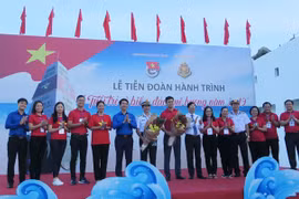 Zarpan jóvenes vietnamitas para participar en programa nacional de islas y mares