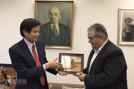 Partidos comunistas de Vietnam y Grecia intensifican relaciones 