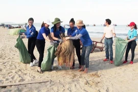 Jóvenes vietnamitas residentes en Ultramar se unen a campaña de limpieza de entorno