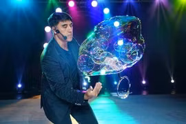 Regresa a Vietnam artista de burbujas Fan Yang con fascinantes espectáculos