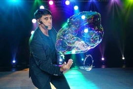 Regresa a Vietnam artista de burbujas Fan Yang con fascinantes espectáculos
