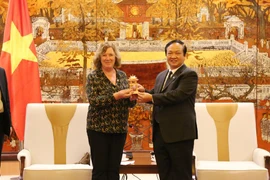 Aspira Hanoi a cooperar con localidades y empresas francesas