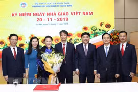 Felicita presidenta del Parlamento de Vietnam a maestros nacionales 