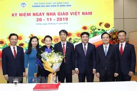 Felicita presidenta del Parlamento de Vietnam a maestros nacionales 