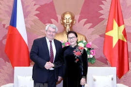 Aboga máxima legisladora de Vietnam por abrir ruta aérea directa a República Checa 