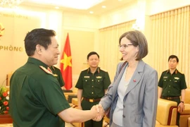 Recibe ministro vietnamita de Defensa al embajador canadiense