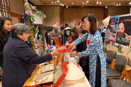 Participan diplomáticas de Vietnam en feria caritativa en Japón