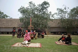 Experimentan el brocado tradicional de Vietnam en la Aldea de Cultura de las etnias minoritarias 